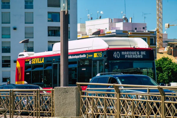 Σεβίλλη Ισπανία Σεπτεμβρίου 2021 Λεωφορείο Που Διασχίζει Τους Δρόμους Της — Φωτογραφία Αρχείου