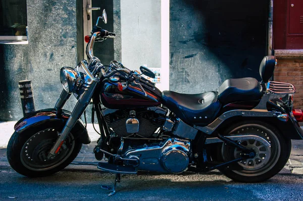 Seville İspanya 18 Eylül 2021 Sevilla, İspanya 'nın güneyinde, sembolik bir şehir ve Endülüs Bölgesi' nin başkenti Sevilla caddelerine parketmiş motosikletler.