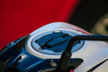 Seville İspanya 18 Eylül 2021 Sevilla, İspanya 'nın güneyinde, sembolik bir şehir ve Endülüs Bölgesi' nin başkenti Sevilla caddelerine parketmiş motosikletler.