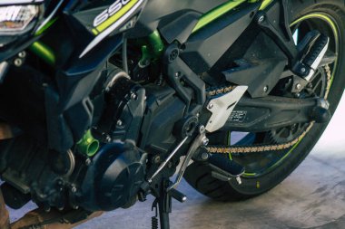 Seville İspanya 18 Eylül 2021 Sevilla, İspanya 'nın güneyinde, sembolik bir şehir ve Endülüs Bölgesi' nin başkenti Sevilla caddelerine parketmiş motosikletler.