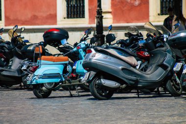 Seville İspanya 18 Eylül 2021 Sevilla, İspanya 'nın güneyinde, sembolik bir şehir ve Endülüs Bölgesi' nin başkenti Sevilla caddelerine parketmiş motosikletler.