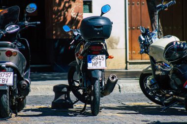 Seville İspanya 18 Eylül 2021 Sevilla, İspanya 'nın güneyinde, sembolik bir şehir ve Endülüs Bölgesi' nin başkenti Sevilla caddelerine parketmiş motosikletler.