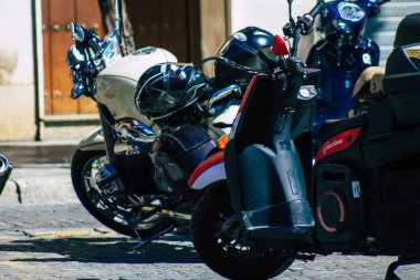 Seville İspanya 18 Eylül 2021 Sevilla, İspanya 'nın güneyinde, sembolik bir şehir ve Endülüs Bölgesi' nin başkenti Sevilla caddelerine parketmiş motosikletler.