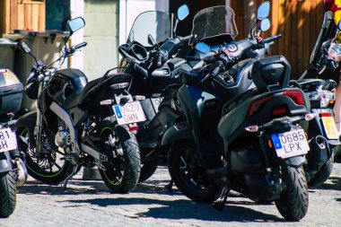 Seville İspanya 18 Eylül 2021 Sevilla, İspanya 'nın güneyinde, sembolik bir şehir ve Endülüs Bölgesi' nin başkenti Sevilla caddelerine parketmiş motosikletler.