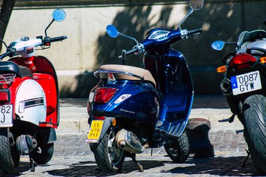 Seville İspanya 18 Eylül 2021 Sevilla, İspanya 'nın güneyinde, sembolik bir şehir ve Endülüs Bölgesi' nin başkenti Sevilla caddelerine parketmiş motosikletler.