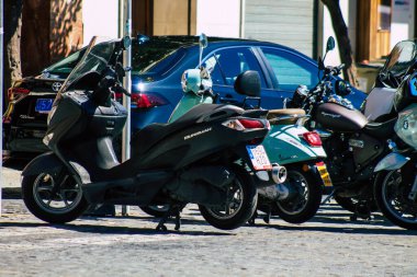 Seville İspanya 18 Eylül 2021 Sevilla, İspanya 'nın güneyinde, sembolik bir şehir ve Endülüs Bölgesi' nin başkenti Sevilla caddelerine parketmiş motosikletler.