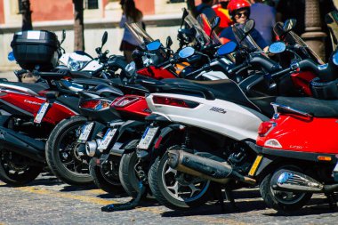 Seville İspanya 18 Eylül 2021 Sevilla, İspanya 'nın güneyinde, sembolik bir şehir ve Endülüs Bölgesi' nin başkenti Sevilla caddelerine parketmiş motosikletler.