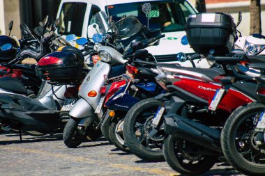 Seville İspanya 18 Eylül 2021 Sevilla, İspanya 'nın güneyinde, sembolik bir şehir ve Endülüs Bölgesi' nin başkenti Sevilla caddelerine parketmiş motosikletler.