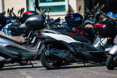 Seville İspanya 18 Eylül 2021 Sevilla, İspanya 'nın güneyinde, sembolik bir şehir ve Endülüs Bölgesi' nin başkenti Sevilla caddelerine parketmiş motosikletler.