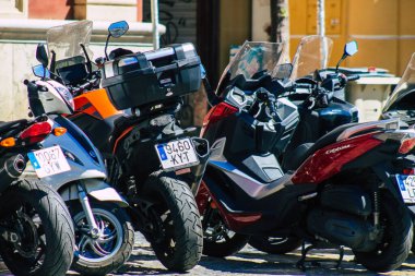 Seville İspanya 18 Eylül 2021 Sevilla, İspanya 'nın güneyinde, sembolik bir şehir ve Endülüs Bölgesi' nin başkenti Sevilla caddelerine parketmiş motosikletler.