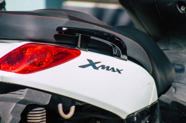 Seville İspanya 18 Eylül 2021 Sevilla, İspanya 'nın güneyinde, sembolik bir şehir ve Endülüs Bölgesi' nin başkenti Sevilla caddelerine parketmiş motosikletler.