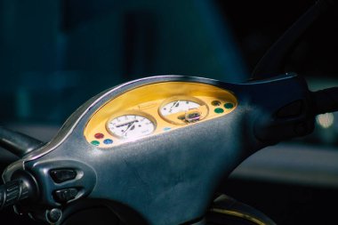 Seville İspanya 18 Eylül 2021 Sevilla, İspanya 'nın güneyinde, sembolik bir şehir ve Endülüs Bölgesi' nin başkenti Sevilla caddelerine parketmiş motosikletler.