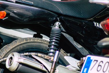 Seville İspanya 18 Eylül 2021 Sevilla, İspanya 'nın güneyinde, sembolik bir şehir ve Endülüs Bölgesi' nin başkenti Sevilla caddelerine parketmiş motosikletler.