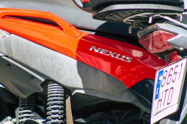 Seville İspanya 18 Eylül 2021 Sevilla, İspanya 'nın güneyinde, sembolik bir şehir ve Endülüs Bölgesi' nin başkenti Sevilla caddelerine parketmiş motosikletler.