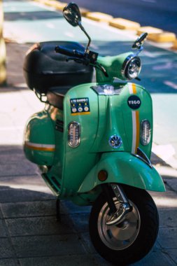 Seville İspanya 18 Eylül 2021 Sevilla, İspanya 'nın güneyinde, sembolik bir şehir ve Endülüs Bölgesi' nin başkenti Sevilla caddelerine parketmiş motosikletler.