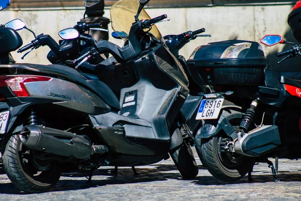 2021年9月18日 西班牙塞维利亚的摩托车停放在西班牙南部象征城市塞维利亚的街道上 也是安达卢西亚地区的首府 — 图库照片
