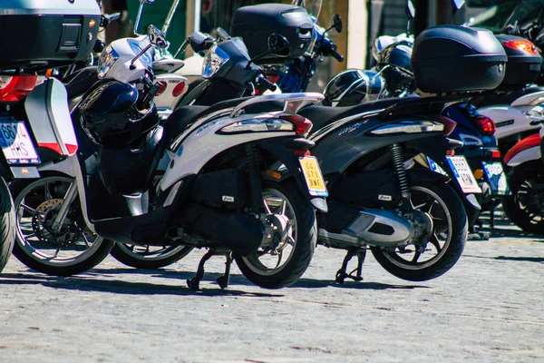 2021年9月18日 西班牙塞维利亚的摩托车停放在西班牙南部象征城市塞维利亚的街道上 也是安达卢西亚地区的首府 — 图库照片