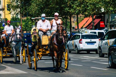18 Eylül 2021 'de İspanya' da koronavirüs salgını sırasında Seville sokaklarında at arabasıyla dolaşmak zorunludur. Maske takmak zorunludur.