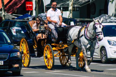 18 Eylül 2021 'de İspanya' da koronavirüs salgını sırasında Seville sokaklarında at arabasıyla dolaşmak zorunludur. Maske takmak zorunludur.