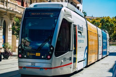 İspanya 'da 18 Eylül 2021 Coronavirüs salgını sırasında Seville sokaklarında dolaşan ve maske takan yolcular için modern elektrikli tramvay zorunludur.