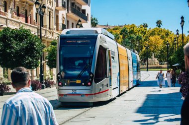 İspanya 'da 18 Eylül 2021 Coronavirüs salgını sırasında Seville sokaklarında dolaşan ve maske takan yolcular için modern elektrikli tramvay zorunludur.