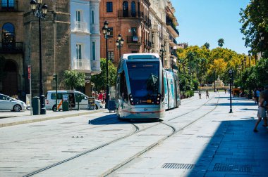 İspanya 'da 18 Eylül 2021 Coronavirüs salgını sırasında Seville sokaklarında dolaşan ve maske takan yolcular için modern elektrikli tramvay zorunludur.