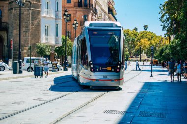 İspanya 'da 18 Eylül 2021 Coronavirüs salgını sırasında Seville sokaklarında dolaşan ve maske takan yolcular için modern elektrikli tramvay zorunludur.