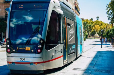 İspanya 'da 18 Eylül 2021 Coronavirüs salgını sırasında Seville sokaklarında dolaşan ve maske takan yolcular için modern elektrikli tramvay zorunludur.