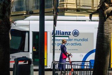 İspanya 'da 18 Eylül 2021 Coronavirüs salgını sırasında Seville sokaklarında dolaşan ve maske takan yolcular için modern elektrikli tramvay zorunludur.