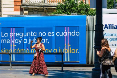 İspanya 'da 18 Eylül 2021 Coronavirüs salgını sırasında Seville sokaklarında dolaşan ve maske takan yolcular için modern elektrikli tramvay zorunludur.