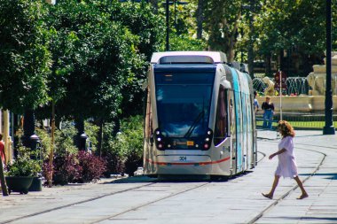 İspanya 'da 18 Eylül 2021 Coronavirüs salgını sırasında Seville sokaklarında dolaşan ve maske takan yolcular için modern elektrikli tramvay zorunludur.