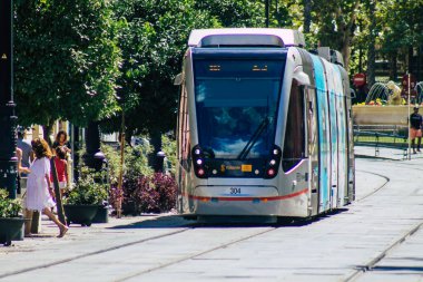 İspanya 'da 18 Eylül 2021 Coronavirüs salgını sırasında Seville sokaklarında dolaşan ve maske takan yolcular için modern elektrikli tramvay zorunludur.