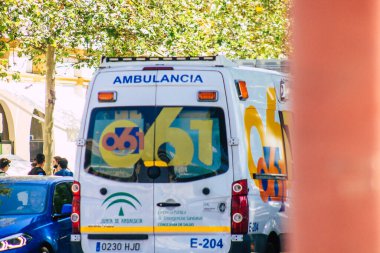 18 Eylül 2021 'de İspanya' da koronavirüs salgını sırasında Sevilla sokaklarından geçen ambulans maske takmak zorunludur.