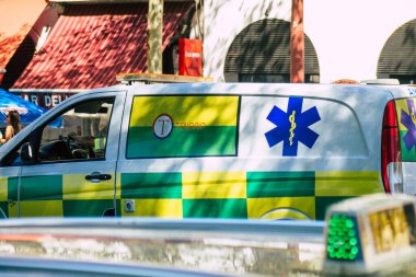 18 Eylül 2021 'de İspanya' da koronavirüs salgını sırasında Sevilla sokaklarından geçen ambulans maske takmak zorunludur.