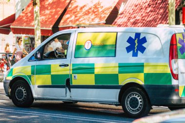 18 Eylül 2021 'de İspanya' da koronavirüs salgını sırasında Sevilla sokaklarından geçen ambulans maske takmak zorunludur.