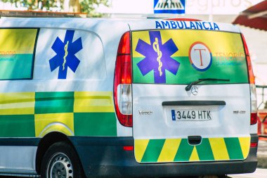 18 Eylül 2021 'de İspanya' da koronavirüs salgını sırasında Sevilla sokaklarından geçen ambulans maske takmak zorunludur.