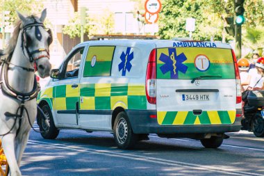 18 Eylül 2021 'de İspanya' da koronavirüs salgını sırasında Sevilla sokaklarından geçen ambulans maske takmak zorunludur.