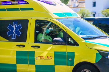 18 Eylül 2021 'de İspanya' da koronavirüs salgını sırasında Sevilla sokaklarından geçen ambulans maske takmak zorunludur.