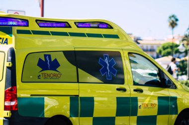 18 Eylül 2021 'de İspanya' da koronavirüs salgını sırasında Sevilla sokaklarından geçen ambulans maske takmak zorunludur.