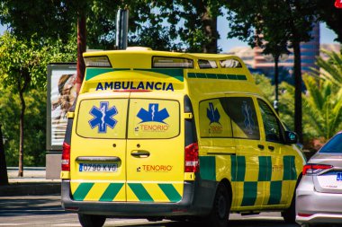 18 Eylül 2021 'de İspanya' da koronavirüs salgını sırasında Sevilla sokaklarından geçen ambulans maske takmak zorunludur.