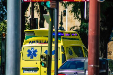 18 Eylül 2021 'de İspanya' da koronavirüs salgını sırasında Sevilla sokaklarından geçen ambulans maske takmak zorunludur.