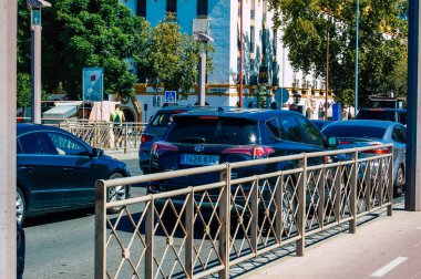 Sevilla İspanya 18 Eylül 2021 Sevilla caddelerinde trafik sıkışıklığı, sembolik bir şehir ve Endülüs Bölgesi 'nin başkenti, İspanya' nın güneyinde