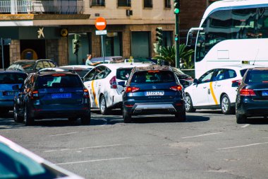 Sevilla İspanya 18 Eylül 2021 Sevilla caddelerinde trafik sıkışıklığı, sembolik bir şehir ve Endülüs Bölgesi 'nin başkenti, İspanya' nın güneyinde