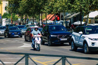 Sevilla İspanya 18 Eylül 2021 Sevilla caddelerinde trafik sıkışıklığı, sembolik bir şehir ve Endülüs Bölgesi 'nin başkenti, İspanya' nın güneyinde