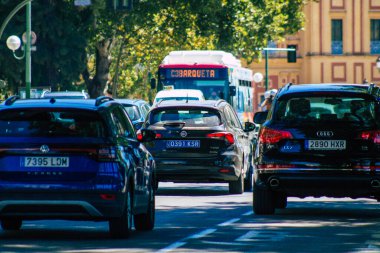 Sevilla İspanya 18 Eylül 2021 Sevilla caddelerinde trafik sıkışıklığı, sembolik bir şehir ve Endülüs Bölgesi 'nin başkenti, İspanya' nın güneyinde