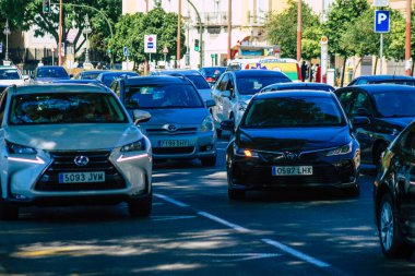 Sevilla İspanya 18 Eylül 2021 Sevilla caddelerinde trafik sıkışıklığı, sembolik bir şehir ve Endülüs Bölgesi 'nin başkenti, İspanya' nın güneyinde