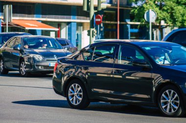 Sevilla İspanya 18 Eylül 2021 Sevilla caddelerinde trafik sıkışıklığı, sembolik bir şehir ve Endülüs Bölgesi 'nin başkenti, İspanya' nın güneyinde