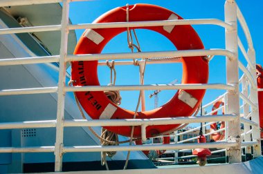 18 Eylül 2021 tarihinde İspanya 'nın güneyinde, sembolik bir şehir ve Endülüs Bölgesi' nin başkenti olan Sevilla Nehri 'ni geçen Guadalquivir Nehri' ndeki Turist tekneleri