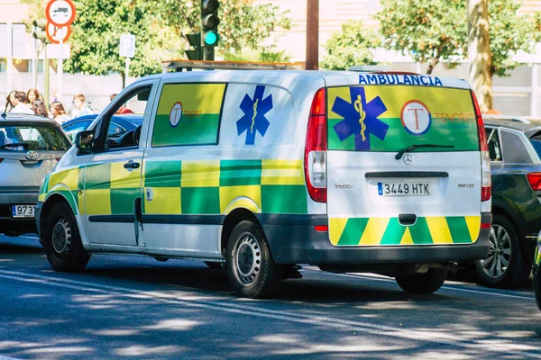 セビリアスペイン2021年9月18日スペインを襲ったコロナウイルスの発生の間 セビリアの通りを走る救急車は マスクを着用することが義務付けられています — ストック写真