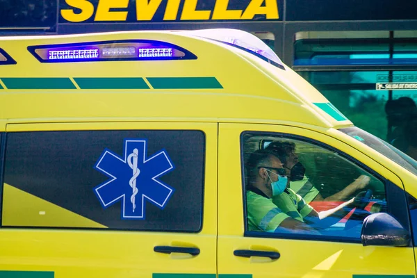 Sevilla Spanyolország Szeptember 2021 Mentőautó Áthajt Sevilla Utcáin Koronavírus Járvány — Stock Fotó